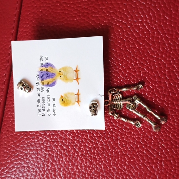 Mini puppet like skeleton stud drop earrings in silver tone - Picture 9 of 10